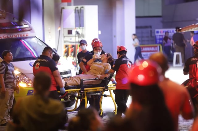 Una mujer herida es trasladada a una ambulancia después de un terremoto en la ciudad de Iloilo, Filipinas, el 30 de septiembre de 2025. (Foto de EFE/EPA/ARNOLD ALMACEN)