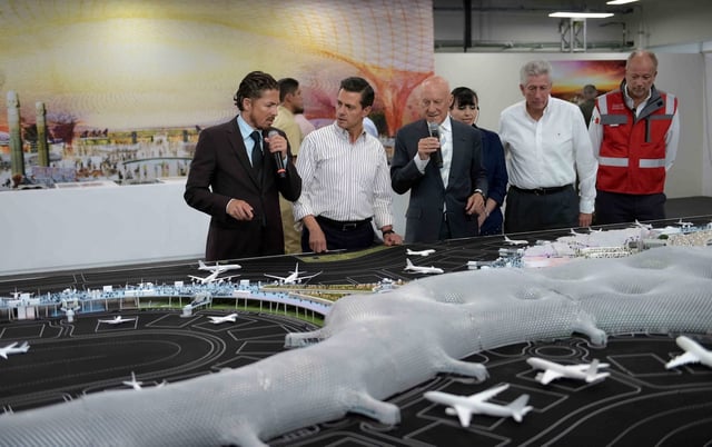 TEXCOCO, ESTADO DE MÉXICO, 05ABRIL2017.- El Presidente Enrique Peña Nieto acudió al lugar en el que se construye el Nuevo Aeropuerto Internacional de la Ciudad de México para supervisar los avances de la obra, en compañía de los arquitectos Norman Foster y Fernando Romero, diseñadores del proyecto, así como del Secretario de Comunicaciones y Transportes, Gerardo Ruiz Esparza, y del Director General del Grupo Aeroportuario de la Ciudad de México, Federico Patiño Márquez.
FOTO: PRESIDENCIA /CUARTOSCURO.COM