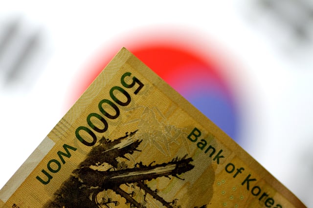 A South Korea won note is seen in this illustration photo May 31, 2017.     REUTERS/Thomas White/Illustration