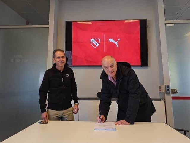 Puma dejará de vestir a Independiente en 2026 si prosperare la gestión con Atomik, que tiene ventaja en la negociación, según explicitó el presidente del club, Néstor Grindetti.