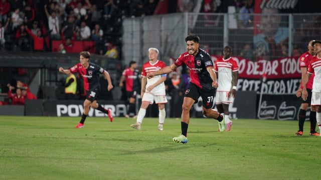 Luciano Lollo ya puso el 1 a 1 para Newell\'s y sale a festejarlo. Fue el empate y también un desahogo para los rojinegros. 