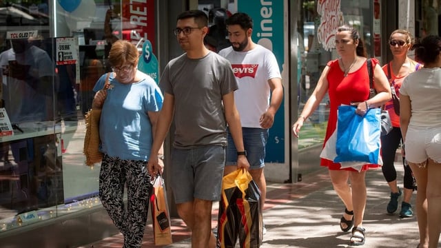 
         El consumo en hogares cayó en agosto y rompió una racha positiva de ocho meses
