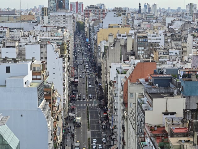 AME6188. BUENOS AIRES (ARGENTINA), 09/05/2025.- Fotografía de una zona de la capital Argentina, vista desde el mirador del Obelisco este jueves en Buenos Aires (Argentina). Casi noventa años después de su inauguración, el Obelisco de Buenos Aires -símbolo indiscutido de la ciudad- incorpora por primera vez uno de los proyectos imaginados en su concepción: una cúspide accesible gracias a un elevador interno que permite disfrutar de una nueva vista panorámica de la capital argentina. EFE/Matias Martín Campaya