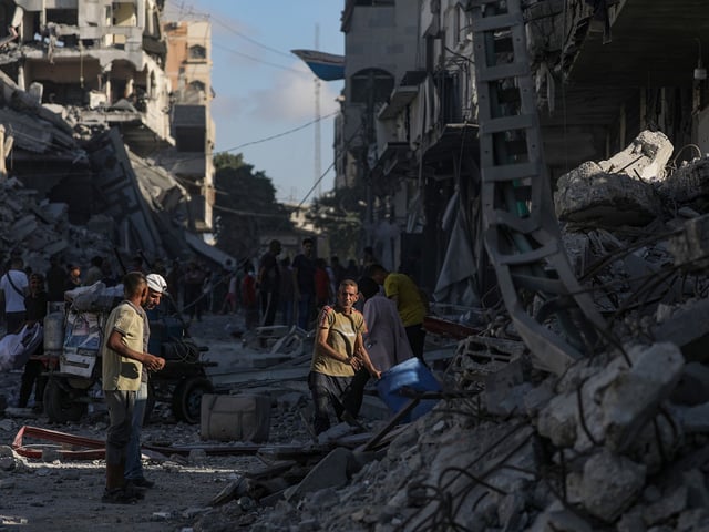 GAZA CITY (---), 30/09/2025.- Palestiians inspect destroyed buildings following an Israeli air strike during an Israeli military operation in Gaza City, Gaza Strip, 30 September 2025. More than 65,600 Palestinians have been killed in the Gaza Strip since October 2023, according to the Palestinian Ministry of Health, and about 1,200 Israelis have been killed since the launch of an Israeli military campaign in response to a cross-border attack by Hamas on 07 October 2023. EFE/EPA/MOHAMMED SABER