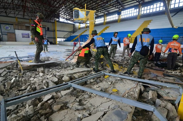 La police et les secouristes inspectent les dégâts dans local dans la ville de San Remigio, province de Cebu, dans le centre des Philippines le 1er octobre 2025