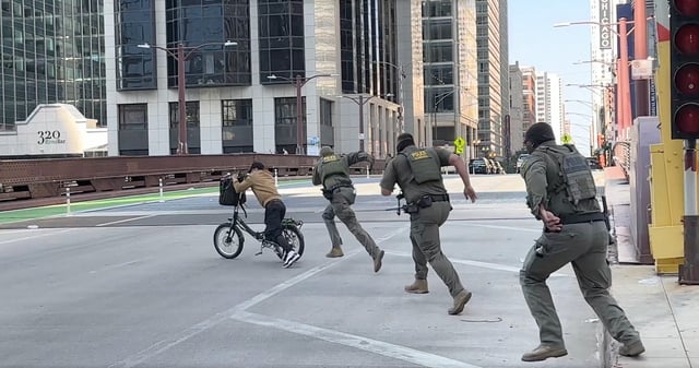 El repartidor fue celebrado en redes sociales y el incidente simbolizó una forma de resistencia a los abusos del ICE. Foto: Captura de pantalla de video
