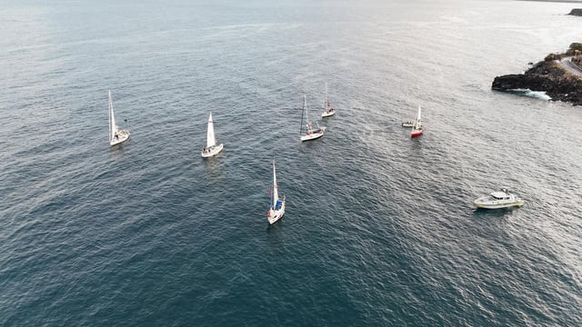 Une photo par drone montre une flottille de bateaux humanitaires dirigée par l’activiste française Melissa, surnommée les «Mille Madleens», quittant le port sicilien de San Giovanni li Cuti à Catane, le 27 septembre 2025.