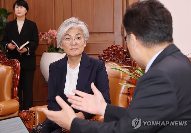 Former Foreign Minister Kang Kyung-wha (C) meets with National Assembly Speaker Woo Won-shik at the National Assembly on Sept. 29, 2025. (Yonhap)