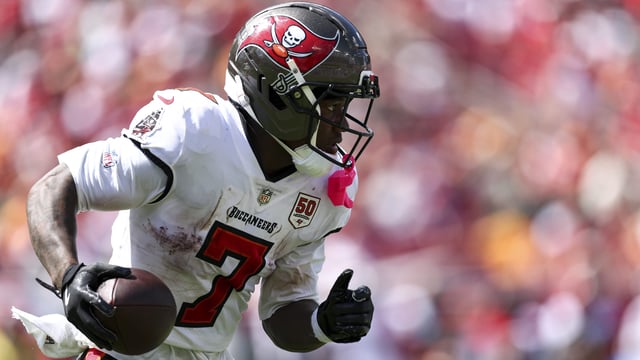 TAMPA, FLORIDA - SEPTEMBER 28: Bucky Irving #7 of the Tampa Bay Buccaneers carries the ball during the second quarter of an NFL football game against the Philadelphia Eagles at Raymond James Stadium on September 28, 2025 in Tampa, Florida. (Photo by Kevin Sabitus/Getty Images)