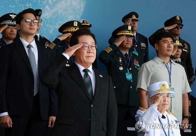 President Lee Jae Myung (L) salutes during a ceremony marking the 77th anniversary of Armed Forces Day at the Gyeryongdae military headquarters, some 140 kilometers south of Seoul, on Oct. 1, 2025. (Yonhap) 