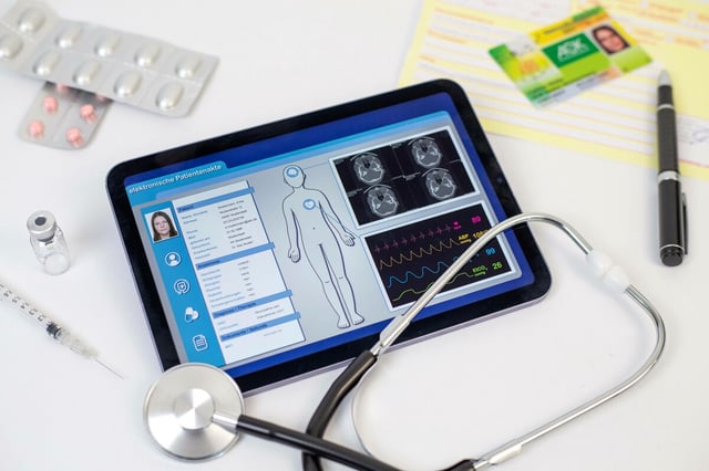 Eine elektronische Patientenakte auf dem Screen eines Tabletts