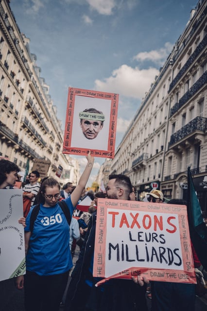 Lors d'une marche pour la taxe Zucman, à Paris, le 28 septembre 2025. 

