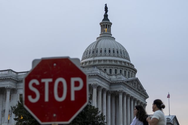 Stillstand in den USA: Das US-Kapitol in Washington ist hinter einem Stoppschild zu sehen.