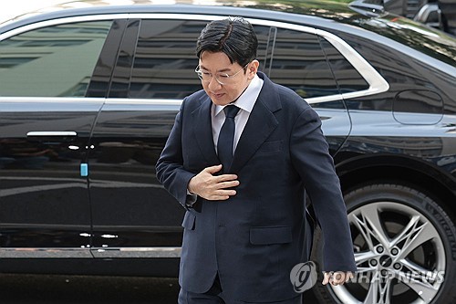 Bang Si-hyuk, chairman of Hybe, appears for police questioning at the Seoul Metropolitan Police Agency's office in western Seoul on Sept. 15, 2025. (Yonhap)