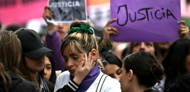 Des proches des trois jeunes femmes assassinées participent à une marche pour la justice à Buenos Aires, le 27 septembre 2025