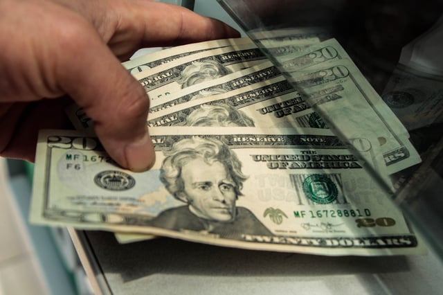 El dólar mantiene su tendencia a la baja tanto a nivel nacional como en el mundo. (Foto: GEC)