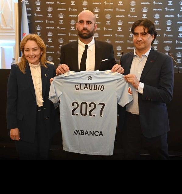 Mouriño, Giráldez
y Garcés, en el 
acto de renovación
del técnico.
|  Pablo H. Gamarra