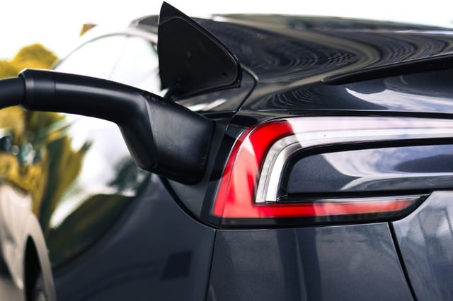 Gebrauchte E-Autos sind nach Einschätzung des TÜV-Verbandes mittlerweile eine "attraktive Alternative" zu Neuwagen oder gebrauchten Verbrennern: "Immer mehr Modelle stehen zur Auswahl und die Preise sinken."