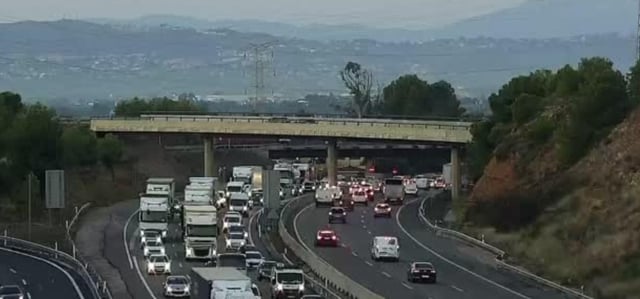 La A-7, colapasada por un accidente en Manises