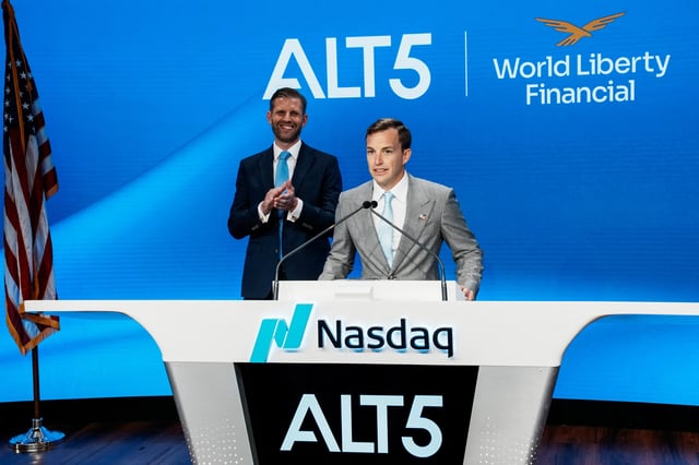 Zach Witkoff, Co-Founder and CEO of World Liberty Financial delivers remarks, as Eric Trump applauds, before ringing the opening bell to celebrate the closing of ALT5’s $1.5 billion offering and adoption of its $WLFI Treasury Strategy at the Nasdaq Market, in New York City, U.S., August 13, 2025.  REUTERS/Eduardo Munoz