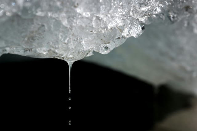 De la glace fond dans le glacier du Rhône près de Gletsch, dans les Alpes suisses, le 12 septembre 2025