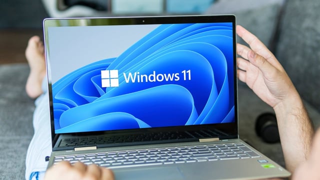 Der Herbst ist da! Und damit auch ein neues Windows-Update. 25H2 bringt zwar keine großen Neuerungen, soll das System aber trotzdem deutlich besser machen. (Symbolfoto: Melnikov Dmitriy/Shutterstock)