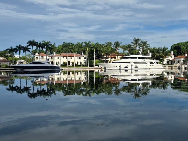FOTODELDÍA AMDEP2606. MIAMI (ESTADOS UNIDOS), 04/09/2025.- Fotografía de yates frente a casas en el área de Miami Beach este jueves, en Miami (Estados Unidos). Más de 13.200 ultrarricos, aquellos con fortunas superiores a los 30 millones de dólares, tienen una vivienda secundaria en Miami, más que en ninguna otra parte del mundo, por lo que esta ciudad estadounidense lidera como el "segundo hogar" de los magnates, revela un reporte de la firma Altrata. EFE/ Alberto Boal