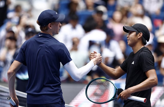 Tennis - China Open - The Beijing Olympic Green Tennis Center, Beijing, China - October 1, 2025 Italy's Jannik Sinner shakes hands with Learner Tien of the U.S. after winning the final REUTERS/Tingshu Wang