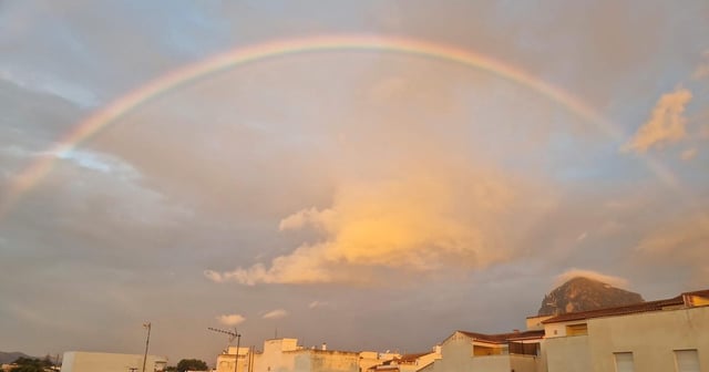 El arcoíris sobre las azoteas de Xàbia y el Montgó