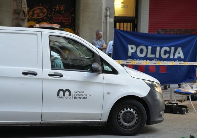 Una furgoneta del servicio funerario en Barcelona.
