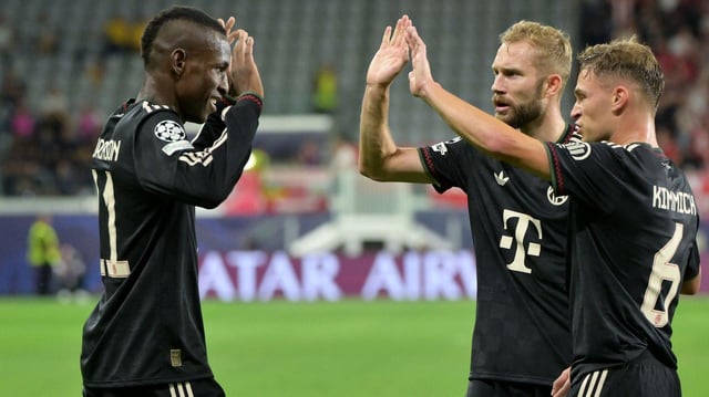 Konrad Laimer und Joshua Kimmich klatschen Nicolas Jackson ab