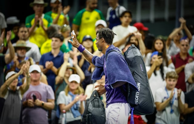 Gaël Monfils quitte le court après son élimination au premier tour de l'US Open 2025, le 26 août à New York