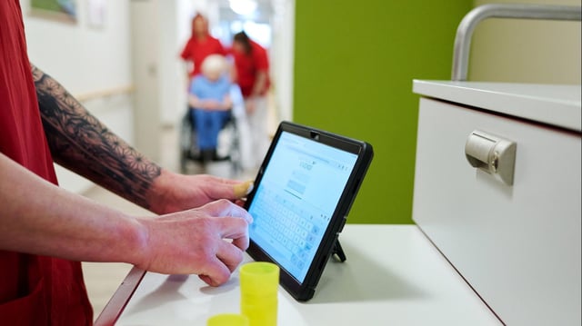 Person bedient Tablet