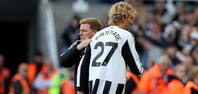 Eddie Howe (hinten) ist sehr angetan von Nick Woltemades ersten Spielen für Newcastle United