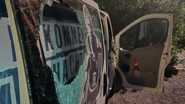 Chaoten attackieren Aue-Fans nach dem Spiel in Aachen, mehrere Fahrzeuge beschädigt.