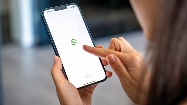 Mehr Spaß mit Whatsapp: Meta erweitert wieder einmal die Funktionen seines Messengers. (Foto: Tatiana Diuvbanova/Shutterstock)