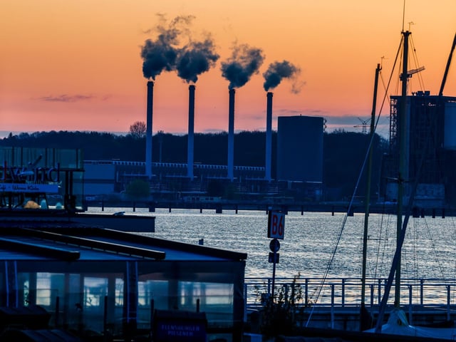 Das mit 20 Gasmotoren arbeitende Kieler Küstenkraftwerk während eines Sonnenaufgangs. Es soll von 2035 an klimaneutral mit Wasserstoff betrieben werden. (Archivbild)