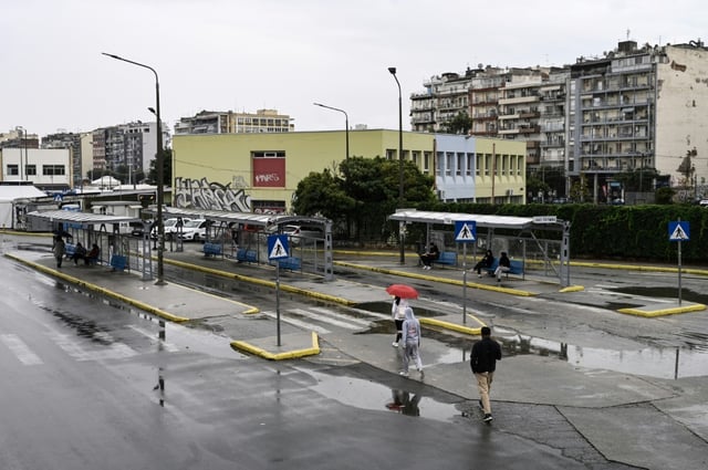 Des personnes à proximité d'une station de bus à Thessalonique en Grèce pendant une grève générale de 24 heures, le 1er octobre 2025