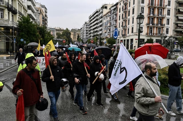 Manifestation dans les rues de Thessalonique, en Grèce, lors d'une grève générale de 24 heures, le 1er octobre 2025