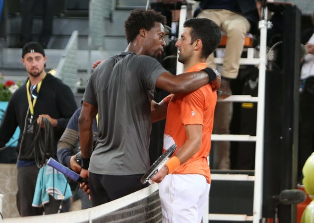 Gael Monfils (l., hier mit Novak Djokovic) beendet nach der kommenden Saison seine Karriere.