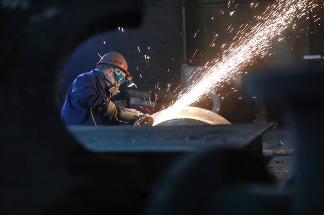 Die EU-Kommission will die Zölle auf Stahl deutlich ausweiten. Industriekommissar Séjourné habe bei einer Veranstaltung zur Stahlindustrie versprochen, die zollfreie Einfuhrmenge "nahezu zu halbieren", sagten Teilnehmer der Nachrichtenagentur AFP.