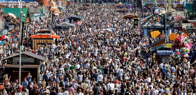 Des milliers visiteurs se promènent dans le Parc des expositions Theresienwiese à Munich, le 21 septembre 2025, à l'occasion de la 190e édition de la Fête de la bière. La Fête a été a été provisoirement fermée le 1er octobre 2025, après un incendie suivi d'une explosion dans le nord de la ville qui ont fait au moins un mort