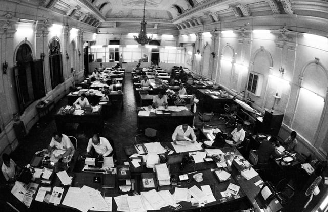 Una impresionante imagen de la sala de redacción principal de El Comercio, tomada el 29 de abril de 1982. (Foto: Eduardo Ramírez / Archivo Histórico de El Comercio)