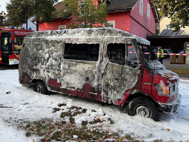 Wie weiter zu erfahren war, sind am frühen Morgen in der Umgebung drei Autos in Brand geraten. Diese Brände stehen zumindest im zeitlichen und räumlichen Zusammenhang mit dem Brand in dem Gebäude. Ob die Brände wirklich miteinander zu tun haben, ist noch nicht bekannt. 