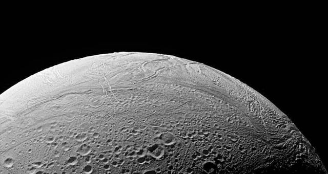 Ein kleiner Saturnmond könnte die notwendigen Bedingungen für außerirdisches Leben bieten: Zum ersten Mal haben Forschende in Eispartikeln aus einem nicht auf der Erde gelegenen Ozean komplexe organische Moleküle nachweisen können.