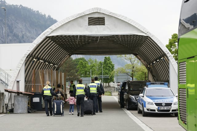 Seit der Einführung verschärfter Kontrollen nach Amtsantritt der neuen Bundesregierung sind an Deutschlands Landgrenzen 9506 Menschen zurückgewiesen worden. Wie die Bundespolizei weiter mitteilte, wurden vom 8. Mai bis zum 31. Juli 12.445 unerlaubte Einreisen registriert.