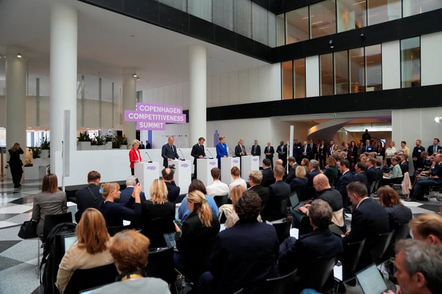 President of the European Commission, Ursula von der Leyen, Poland's Prime Minister Donald Tusk, France's President Emmanuel Macron, Denmark's Prime Minister Mette Frederiksen and Chairman of Investor AB Jacob Wallenberg attend EU's political leadership meeting at Copenhagen Competitiveness Summit, in Copenhagen, Denmark, October 1, 2025. Ritzau Scanpix/Sebastian Elias Uth via REUTERS