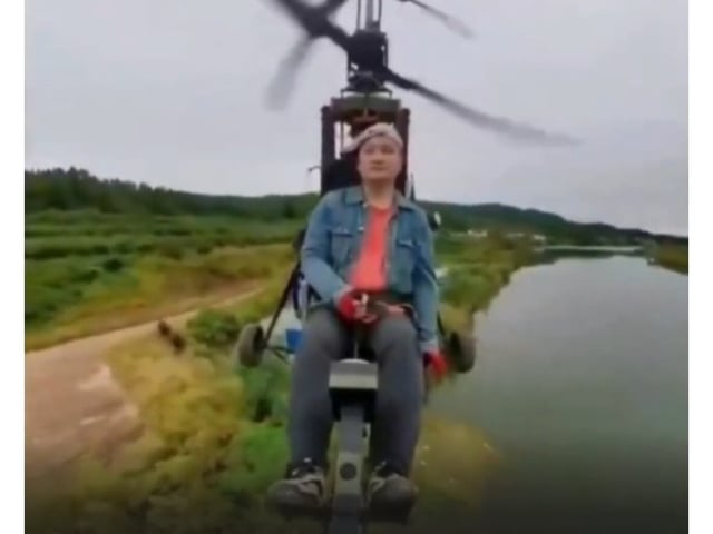 Tang Feiji filmó su propia muerte en vivo al caer de un helicóptero (Captura de video).