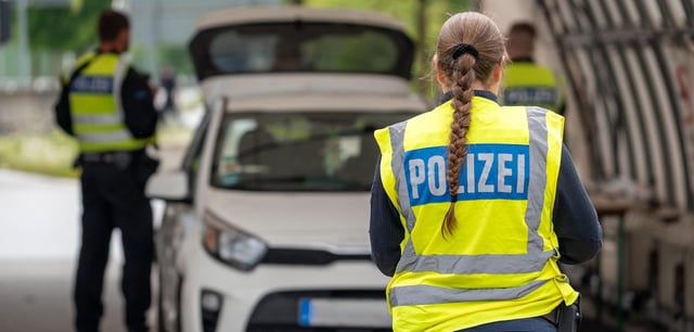 Grenzkontrolle an der Autobahn A93 zwischen Deutschland und Österreich