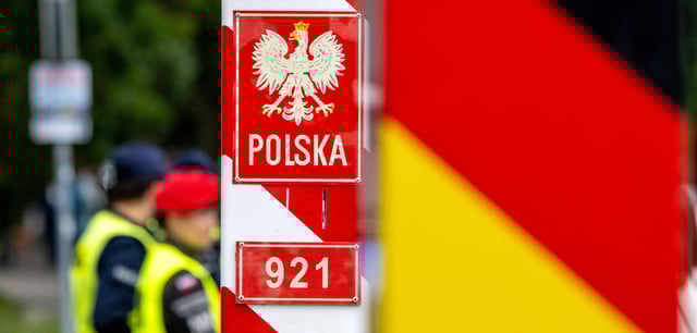 Polnische Einsatzkräfte prüfen Fahrzeuge an der deutsch-polnischen Grenze